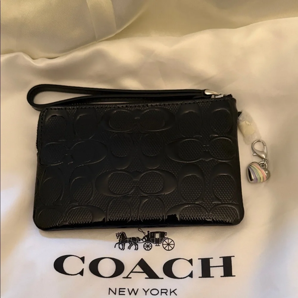 🖤🩶Coach NWT Black Embossed Corner Zip Wristlet In Signature Leather/Heart Charm